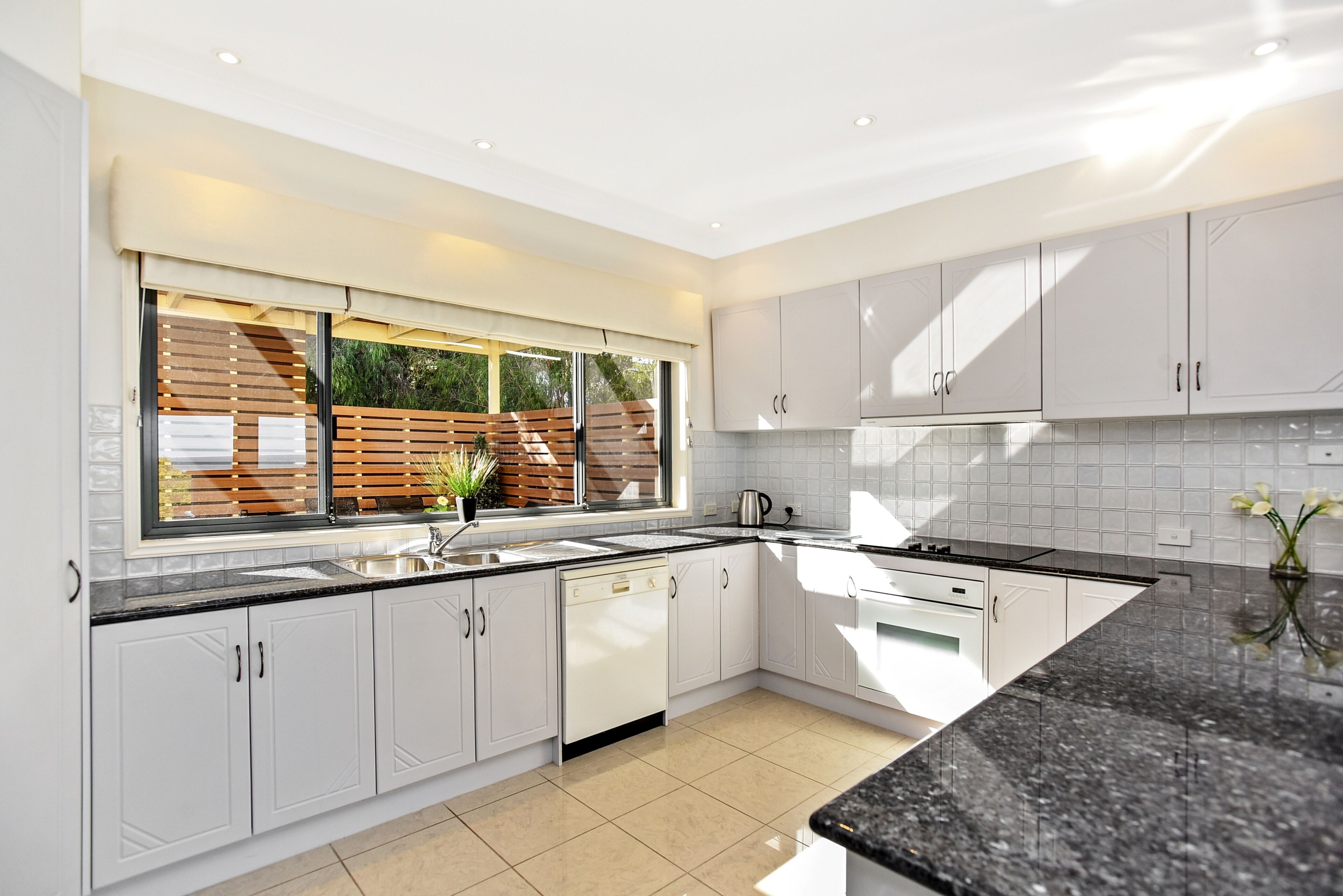 13 The Crescent - Ocean Views - Wi-Fi — image 14