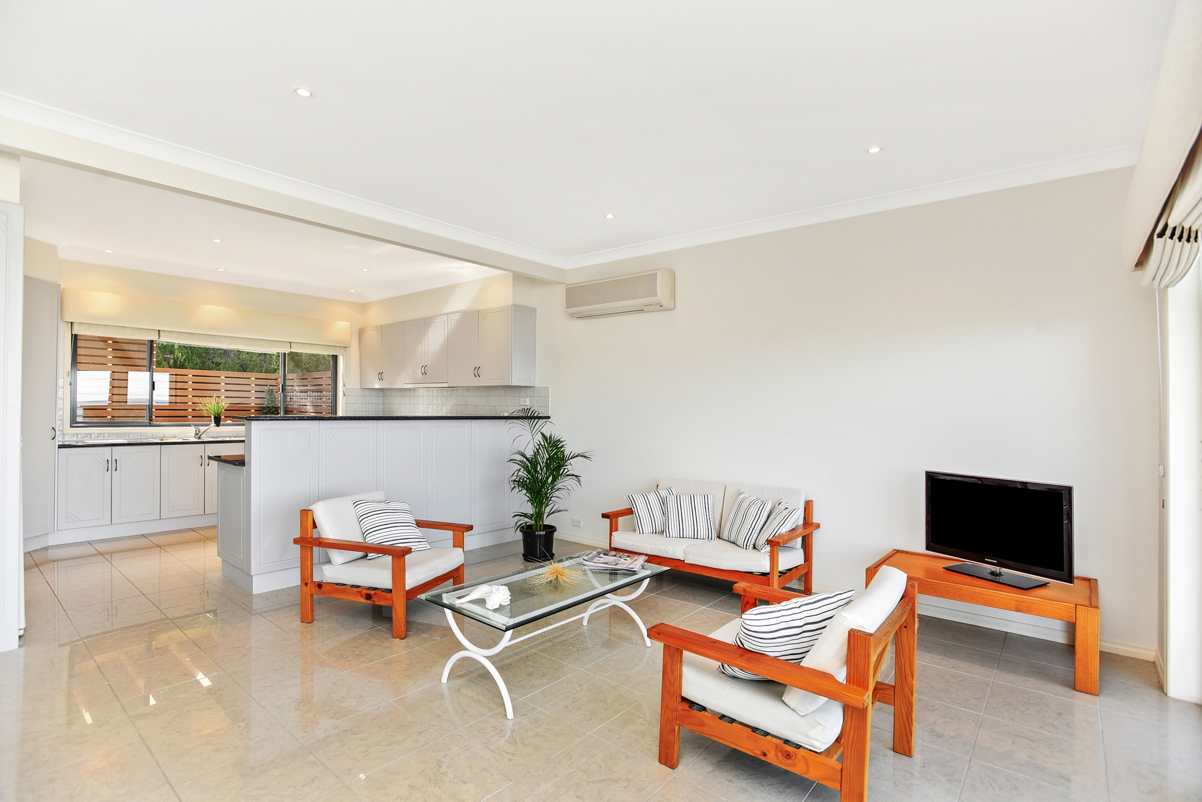 13 The Crescent - Ocean Views - Wi-Fi — image 17