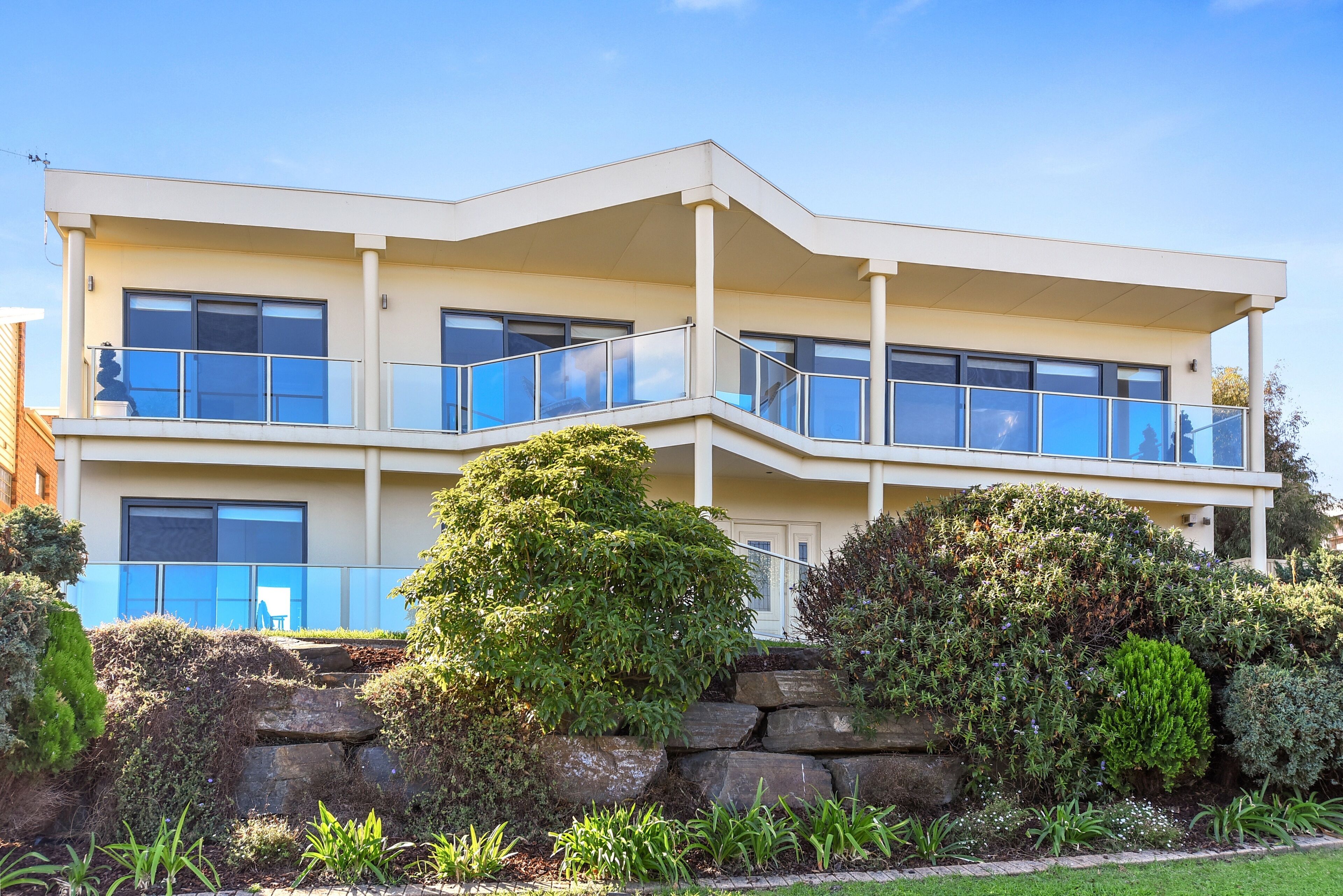 13 The Crescent - Ocean Views - Wi-Fi — image 28