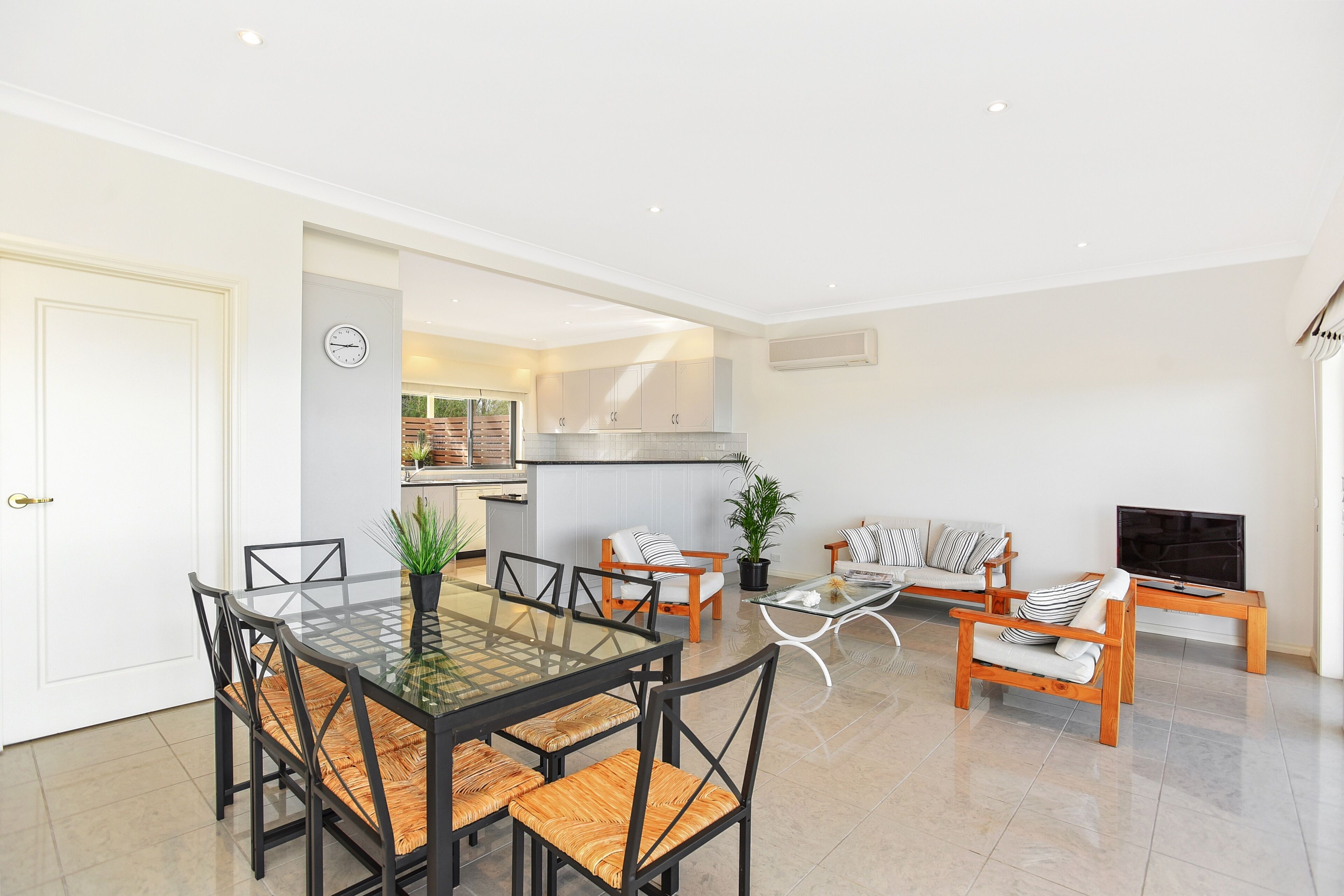 13 The Crescent - Ocean Views - Wi-Fi — image 7