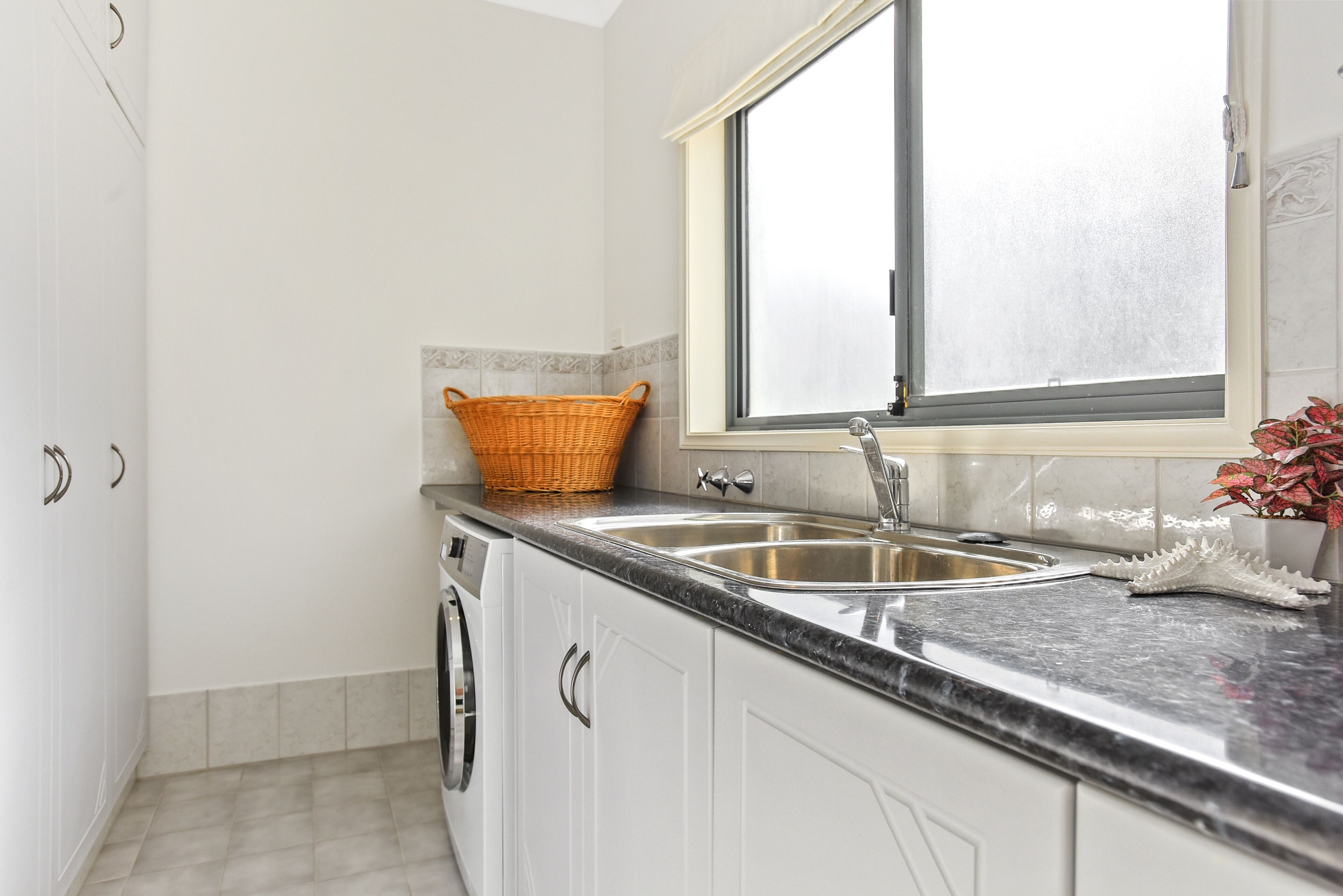 13 The Crescent - Ocean Views - Wi-Fi — image 19