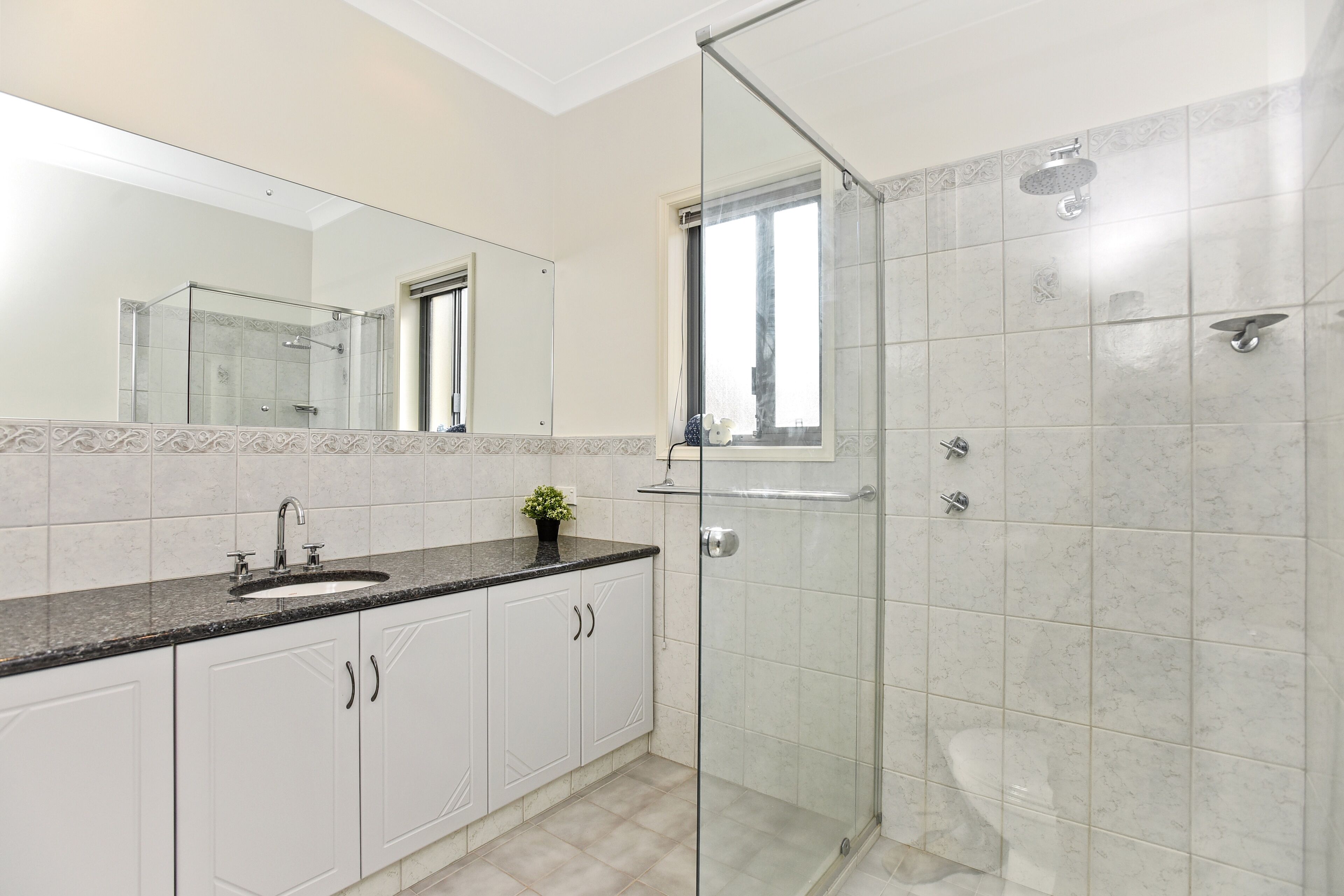 13 The Crescent - Ocean Views - Wi-Fi — image 23