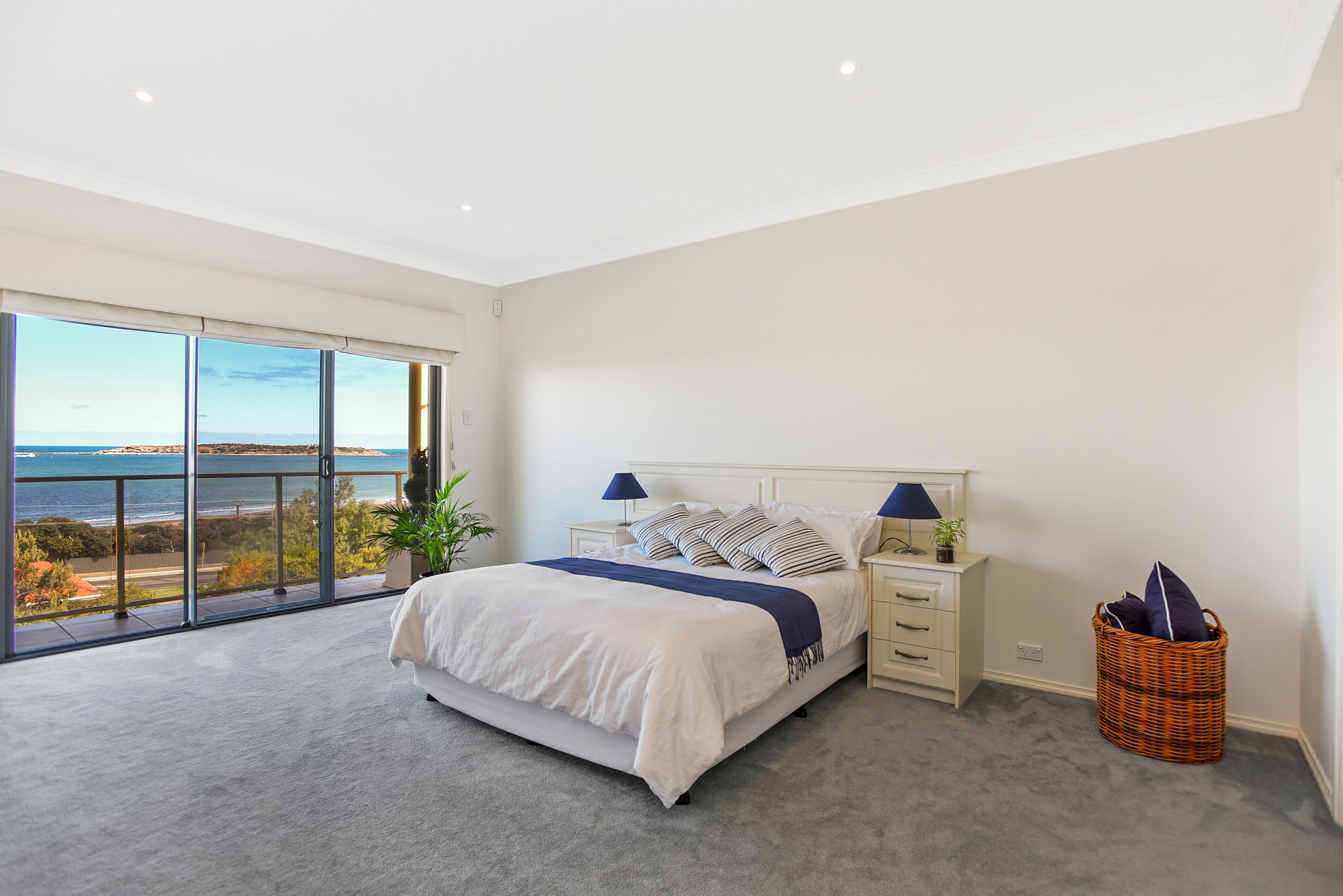 13 The Crescent - Ocean Views - Wi-Fi — image 25