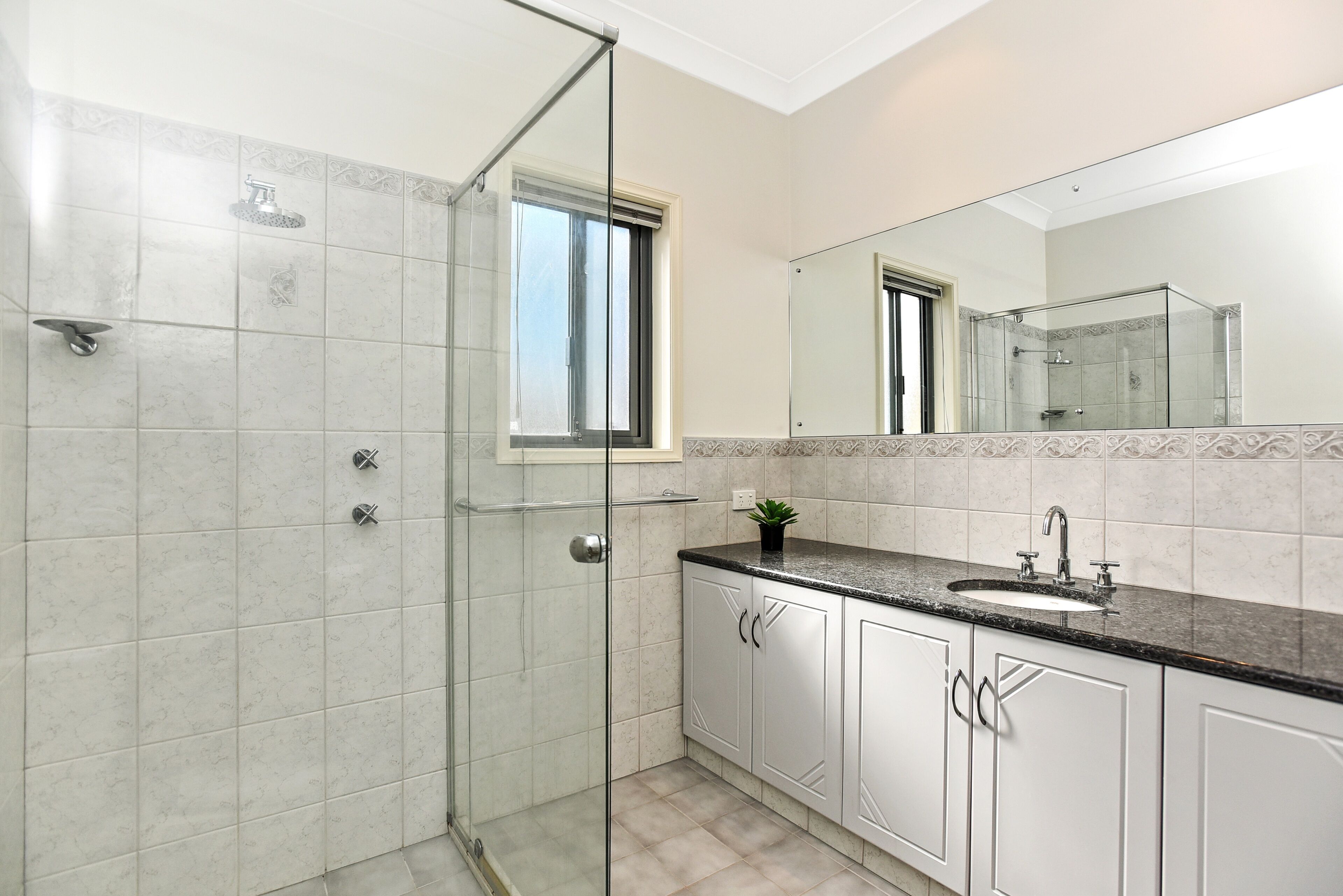 13 The Crescent - Ocean Views - Wi-Fi — image 22