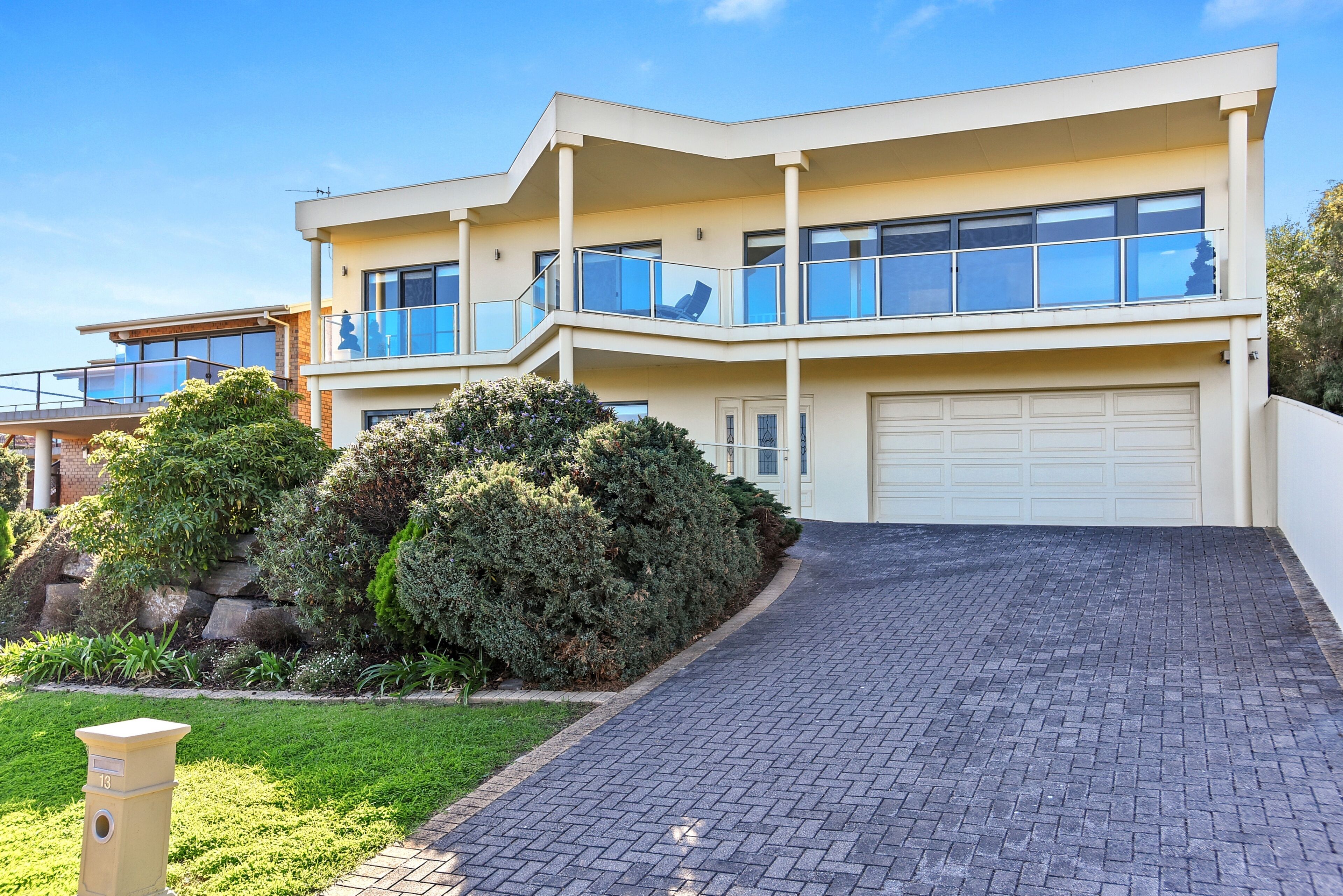 13 The Crescent - Ocean Views - Wi-Fi — image 27