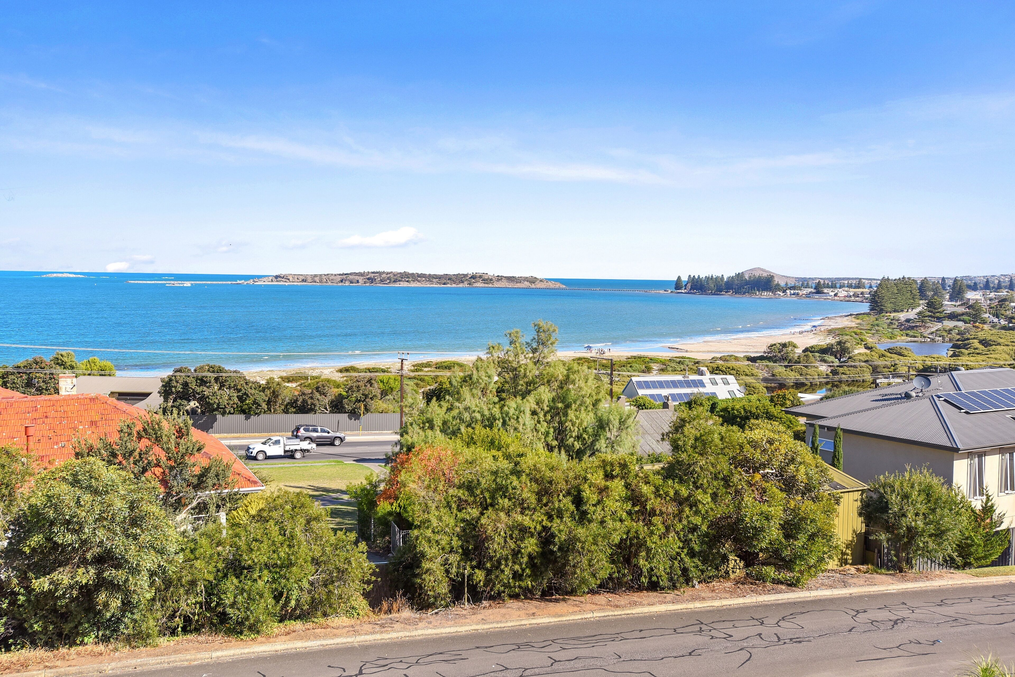 13 The Crescent - Ocean Views - Wi-Fi — image 2