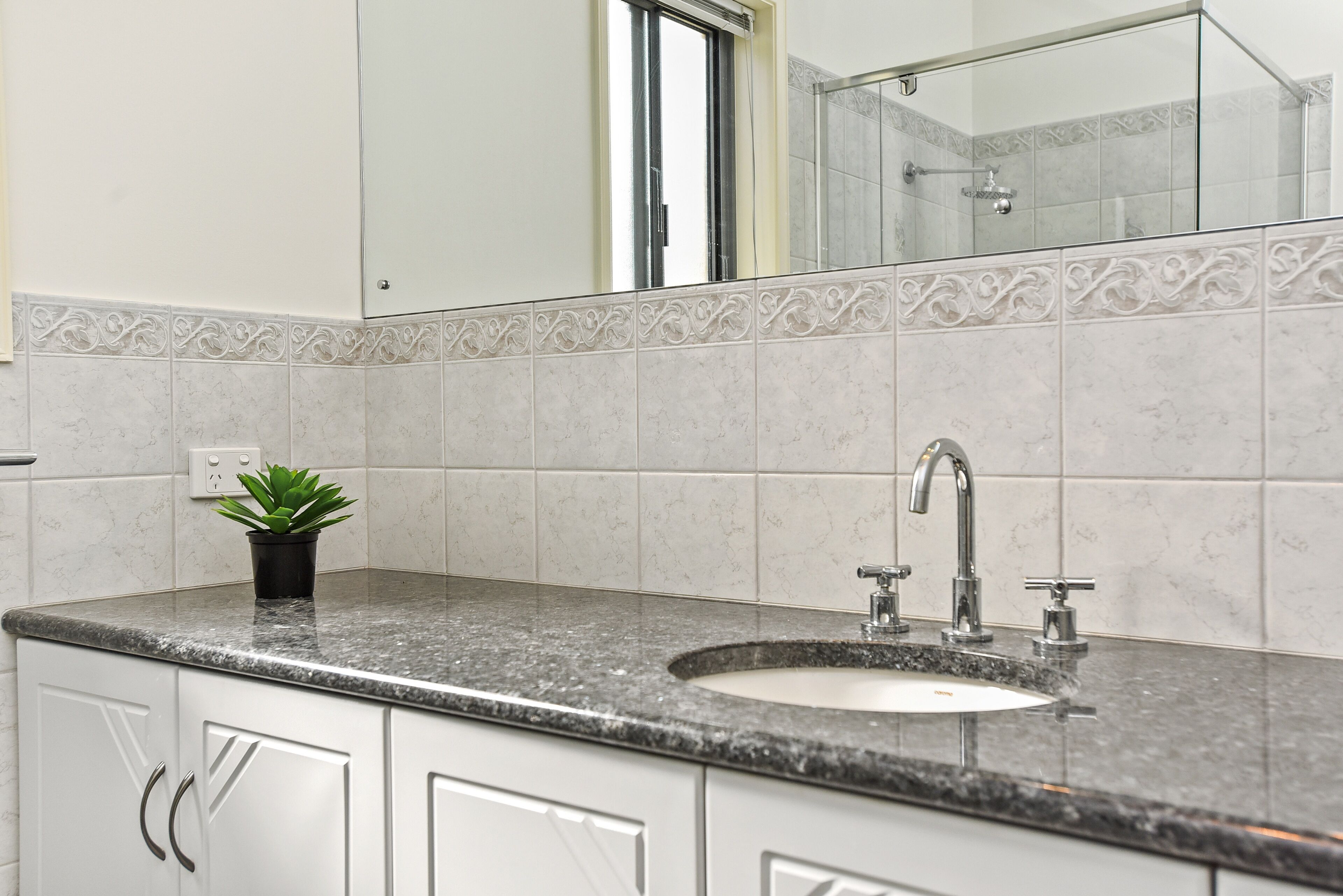 13 The Crescent - Ocean Views - Wi-Fi — image 8