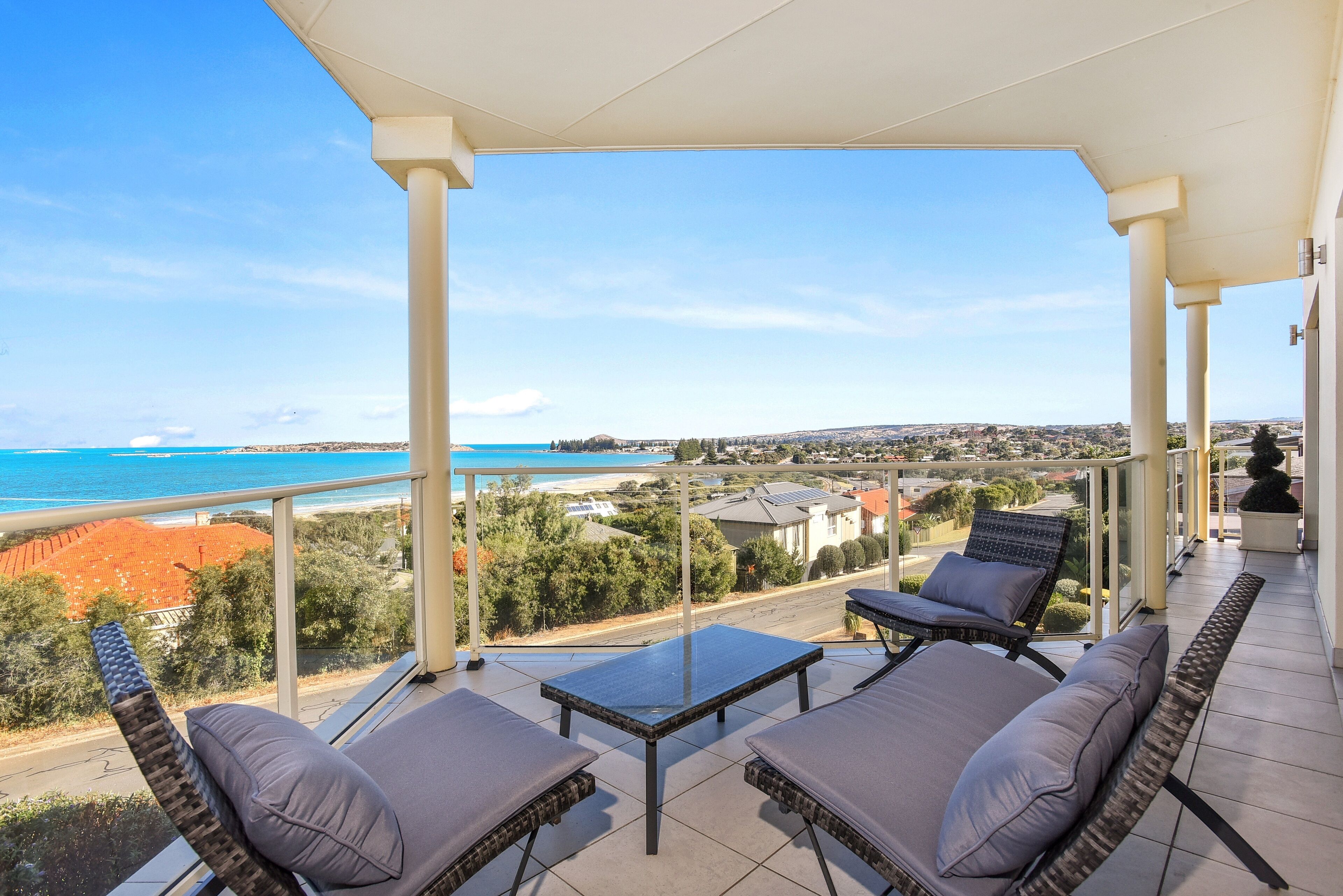 13 The Crescent - Ocean Views - Wi-Fi — image 10