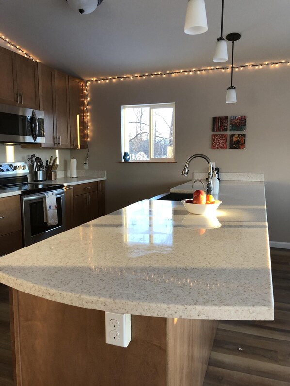 Jääkaappi, mikroaaltouuni, uuni, astianpesukone