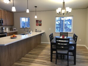 Jääkaappi, mikroaaltouuni, uuni, astianpesukone