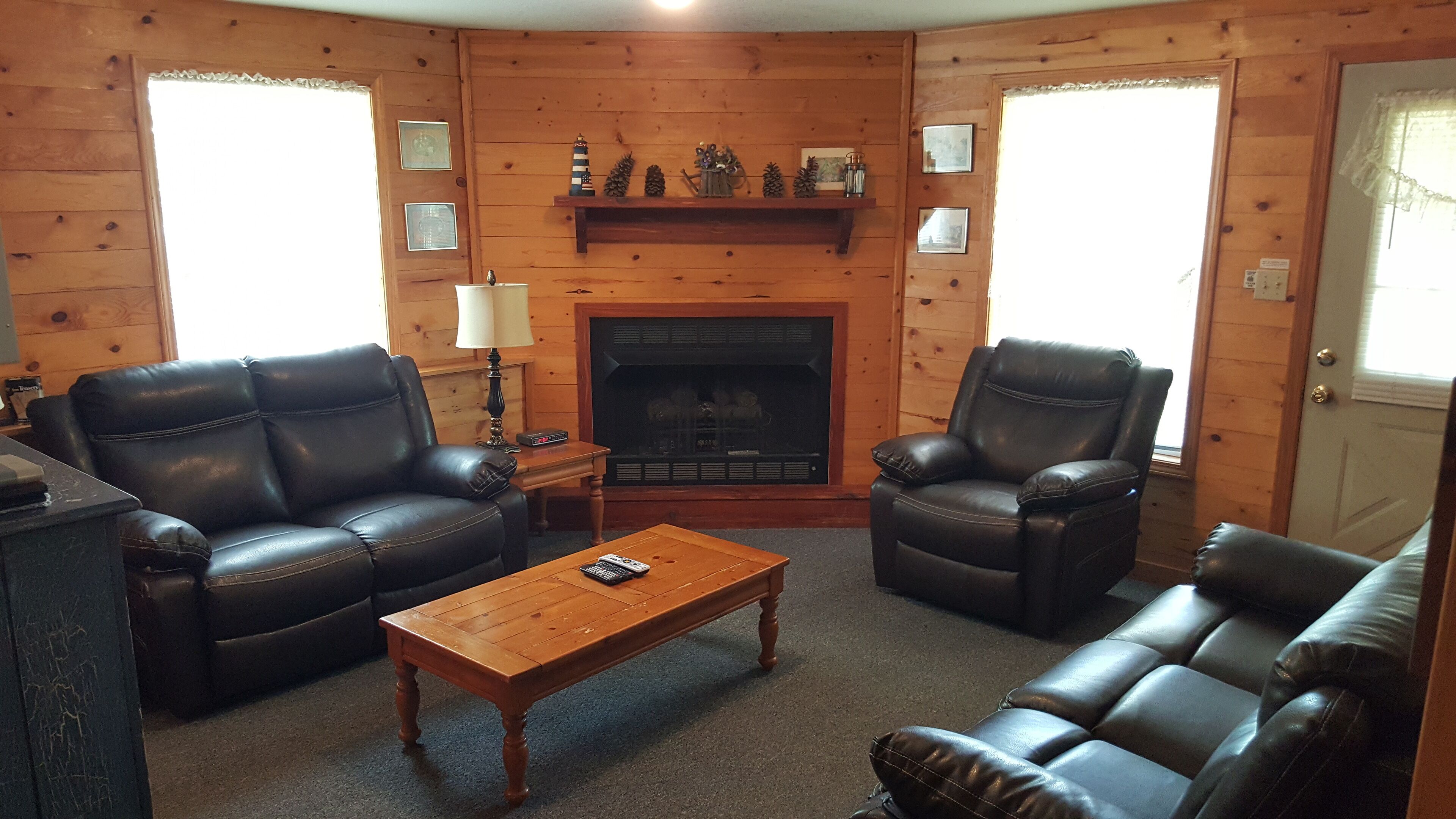 Fully modern 'rustic' cottage with hiking and floating oppurtunities nearby.