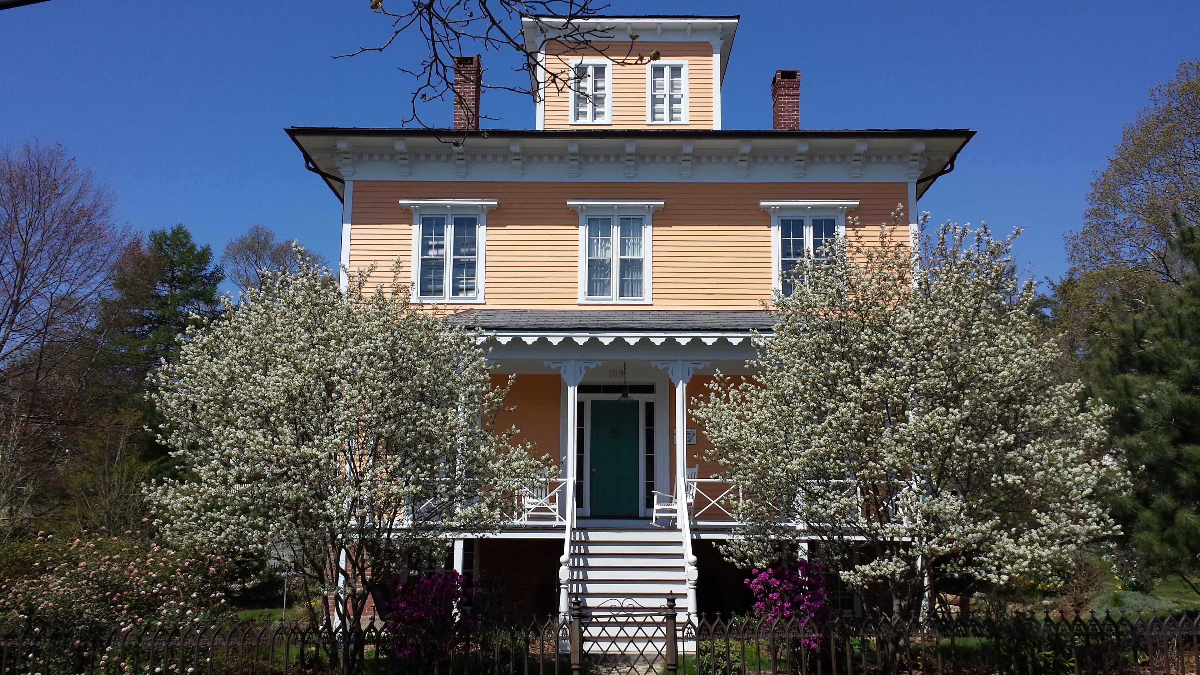 1853 Captain Wheeler House-Historic Seaport Home Garden-Rental Retreat