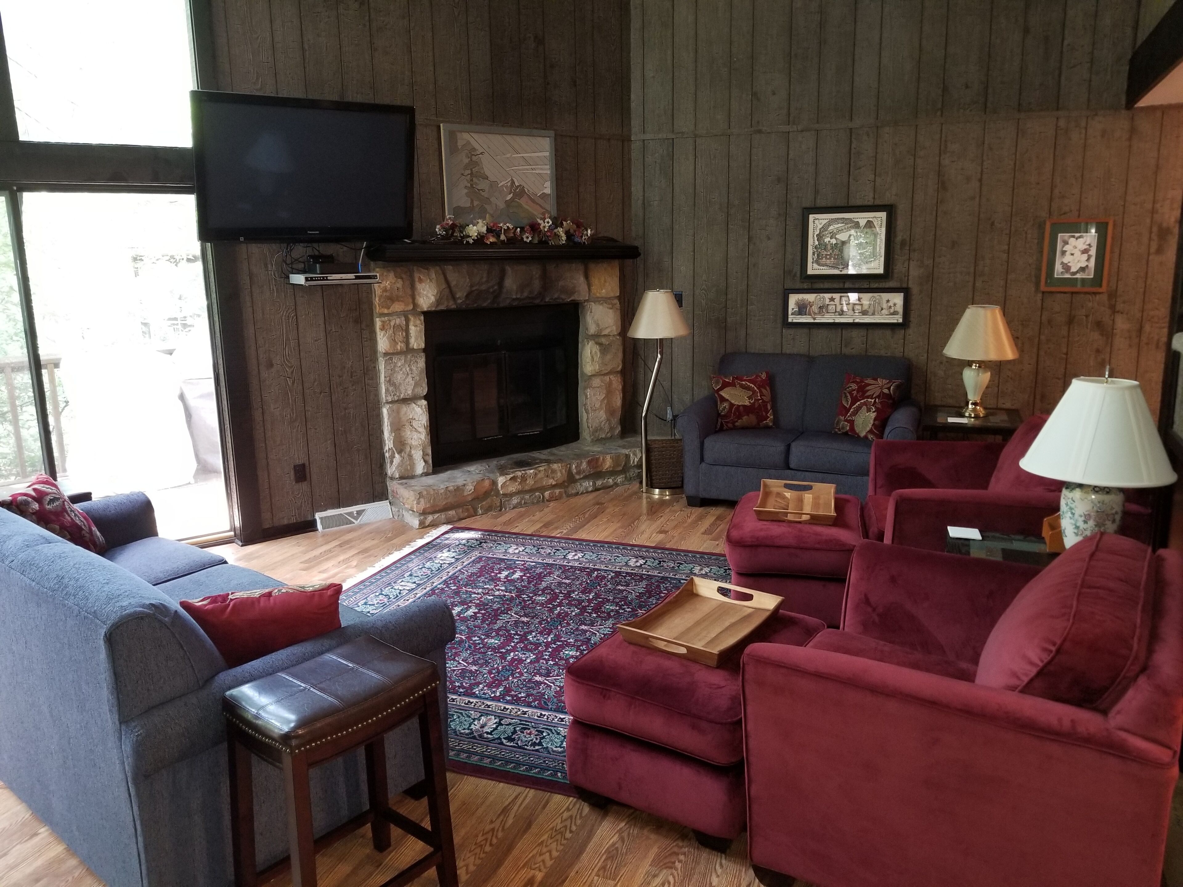 NEW CARPET! FRESH PAINT! NEW FURNITURE! JACUZZI, HDTV!