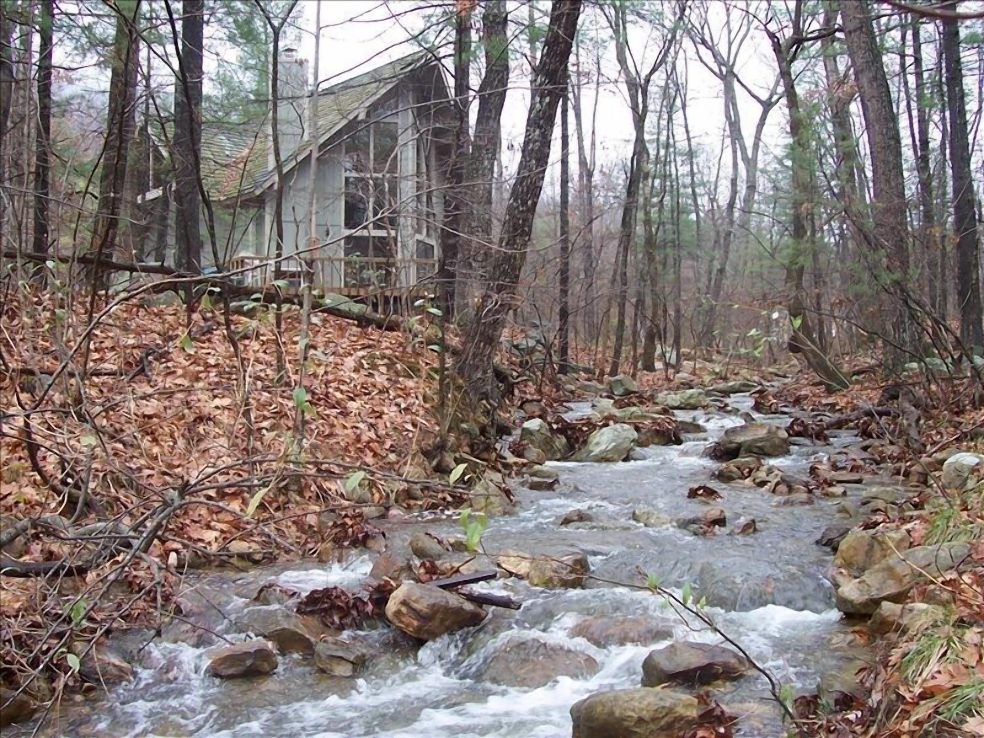 NEW CARPET! FRESH PAINT! NEW FURNITURE! JACUZZI, HDTV!