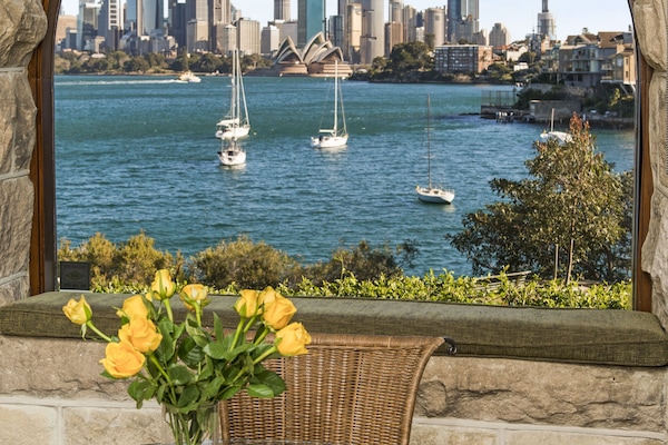 Uninterrupted views Opera House, filtered Harbour Bridge views from dining room
