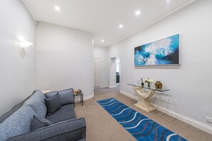 Smart TV, DVD player, books, video library - Harbourfront/ Opera House and Harbour Views (Cremorne Point, Sydney)