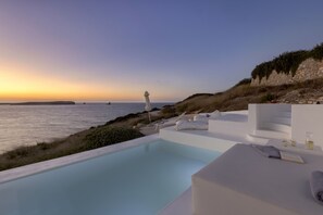 A modern outdoor pool area with a view of the sea and a sunset. - Private Pool, Breathtaking Panoramic View to the Sea & Sunset (Paros)