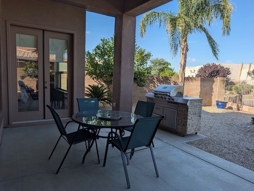 Casa Bella-Luxury home on corner lot, bring your fur baby.