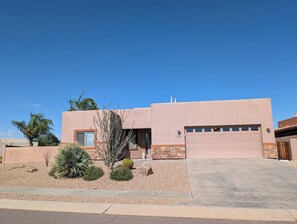 Exterior - Casa Bella-Luxury home on corner lot, bring your fur baby. (Oro Valley)