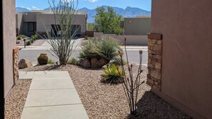 A pathway leading to a building with a view of mountains. - Casa Bella-Luxury home on corner lot, bring your fur baby. (Oro Valley)