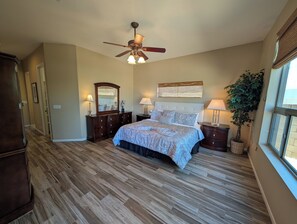 2 bedrooms, desk, iron/ironing board, free WiFi - Casa Bella-Luxury home on corner lot, bring your fur baby. (Oro Valley)