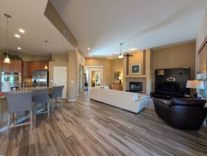 Flat-screen TV, fireplace, video games, DVD player - Casa Bella-Luxury home on corner lot, bring your fur baby. (Oro Valley)
