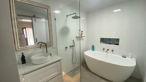 Regadera, secadora de cabello, toallas, papel de baño
