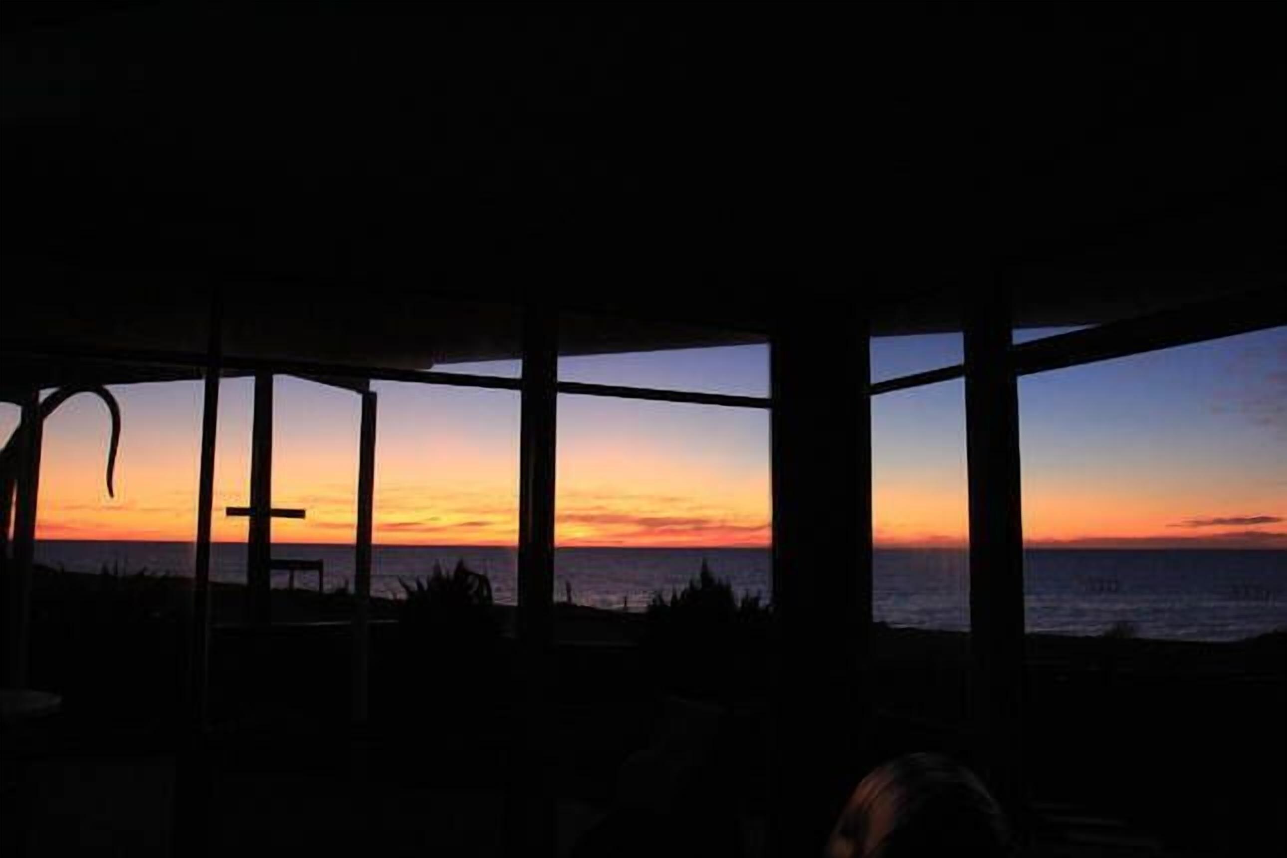 Deckadence Seafront-amazing water views- open for holidays — image 23