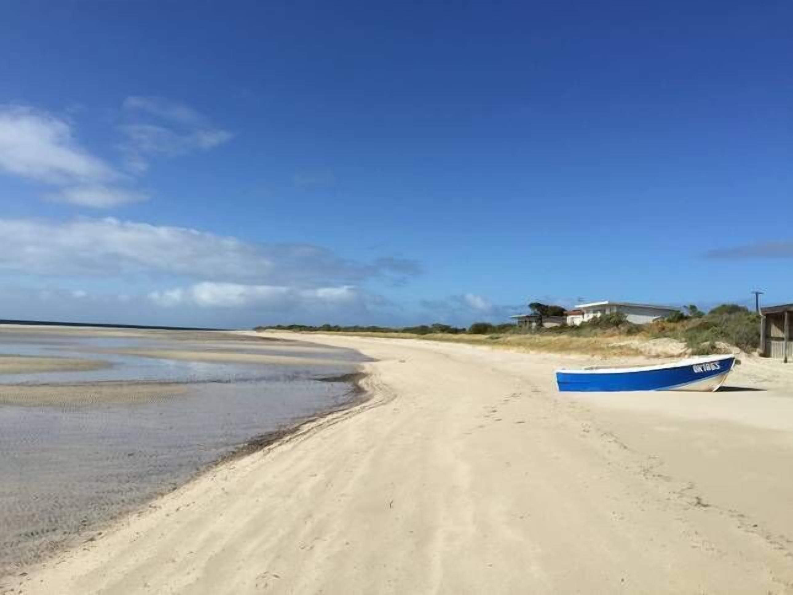 Deckadence Seafront-amazing water views- open for holidays — image 27