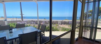 Deckadence Seafront-amazing water views- open for holidays