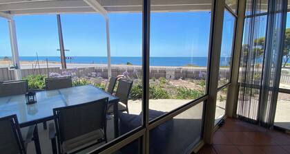 Deckadence Seafront-amazing water views- open for holidays