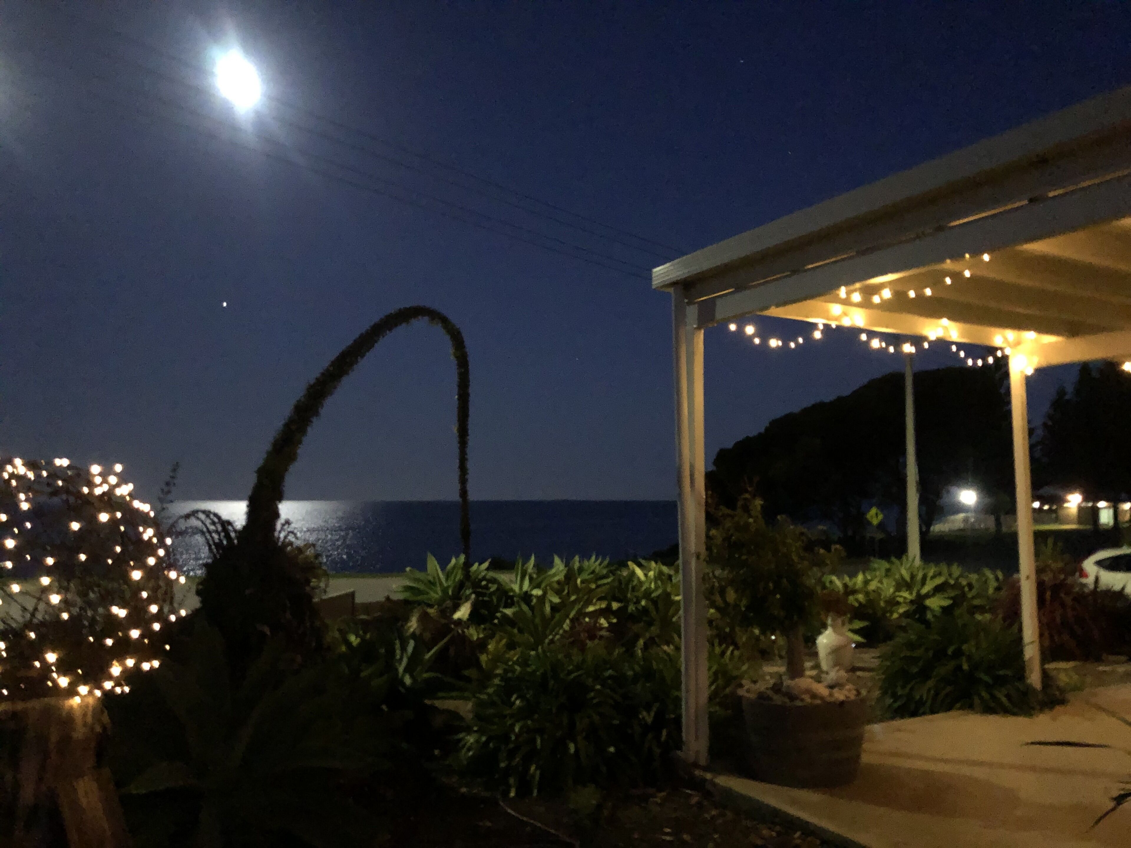 Deckadence Seafront-amazing water views- open for holidays — image 10