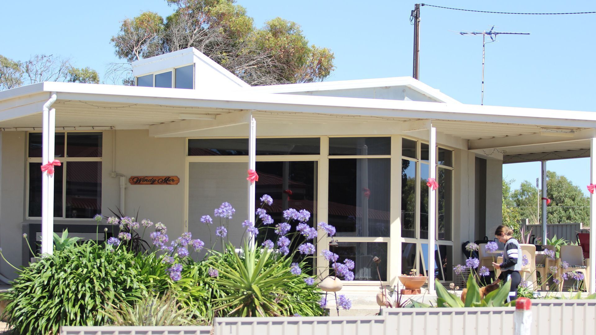 Deckadence Seafront-amazing water views- open for holidays