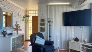 TV, DVD player, books, stereo - Deckadence Seafront-amazing water views- open for holidays (Edithburgh)