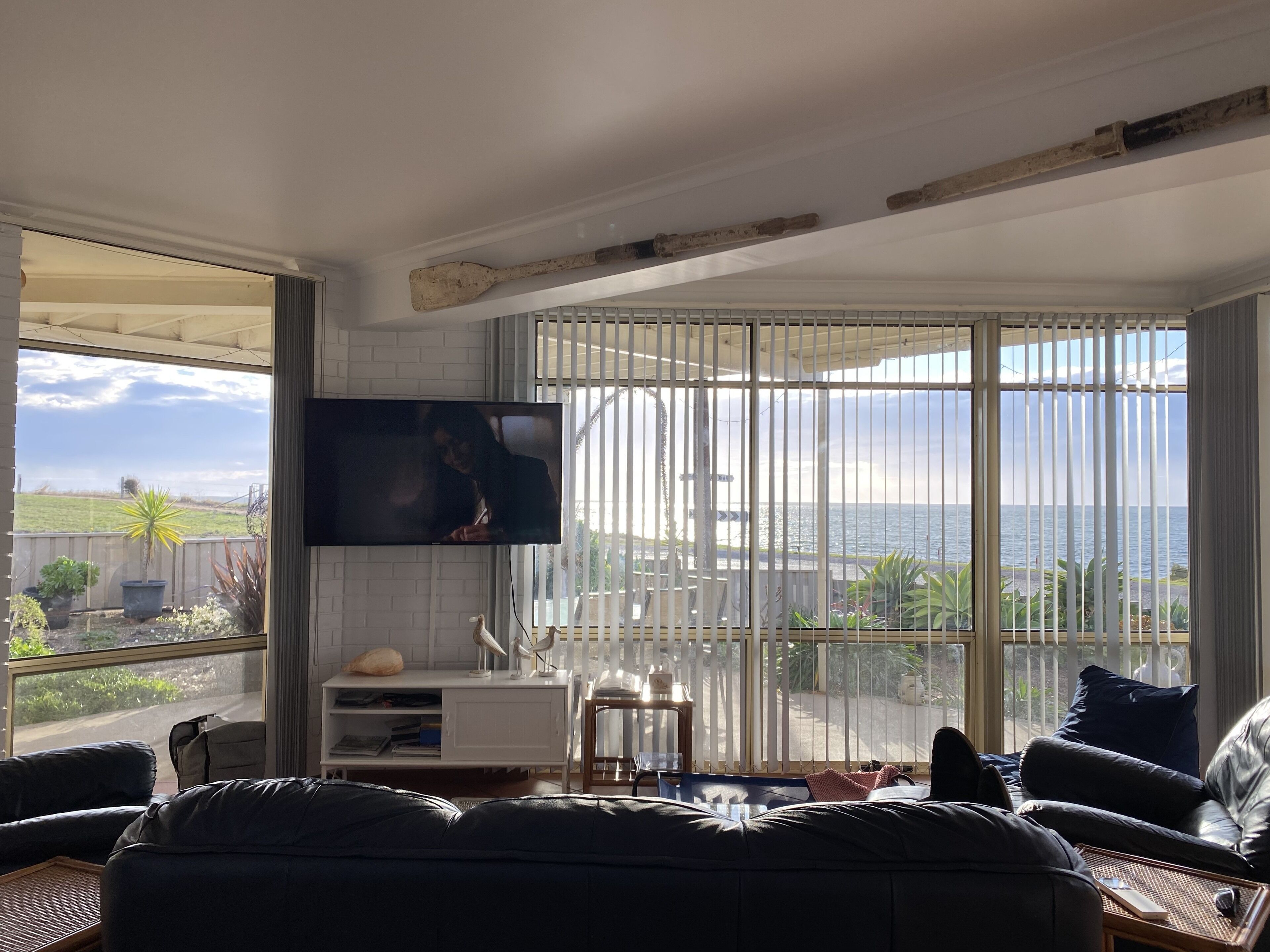 Deckadence Seafront-amazing water views- open for holidays — image 16