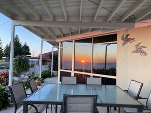 Outdoor dining - Deckadence Seafront-amazing water views- open for holidays (Edithburgh)