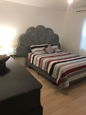 2 habitaciones, tabla de planchar con plancha, wifi y ropa de cama 