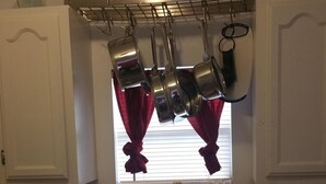 Cafetera o tetera, frigorífico, microondas y horno