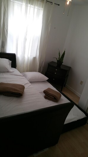 2 habitaciones, tabla de planchar con plancha, wifi y ropa de cama 