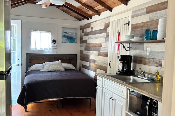 Cabin8 studio cabin, queen bed, kitchen, bathroom, porch, patio