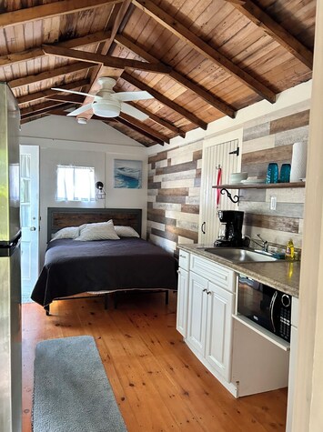 Cabin8 studio cabin, queen bed, kitchen, bathroom, porch, patio
