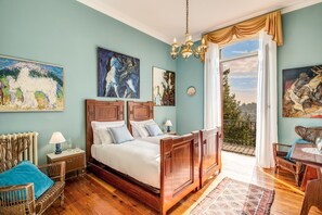 12 chambres, coffres-forts dans les chambres, fer et planche à repasser