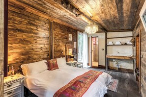 12 bedrooms, in-room safe, iron/ironing board, free WiFi