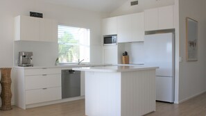 Kühlschrank, Mikrowelle, Herdplatte, Toaster