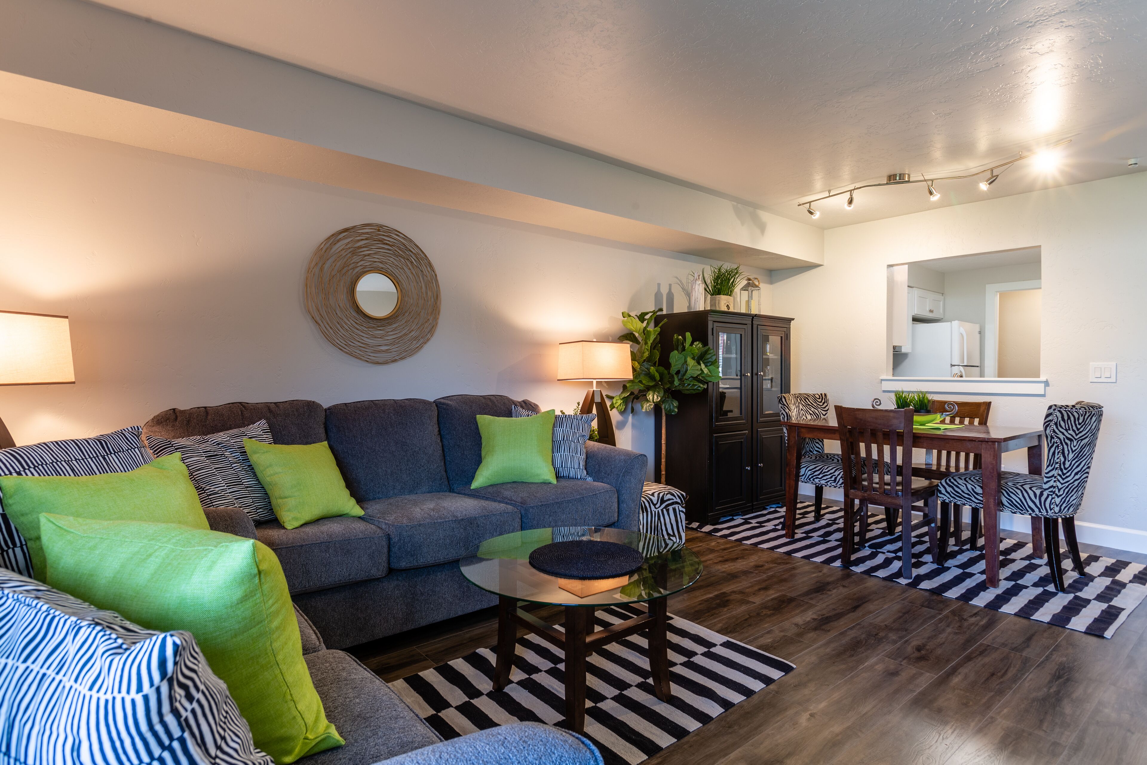 Updated Townhome, walk to shops, patio w/ grill, Relocation Specialists