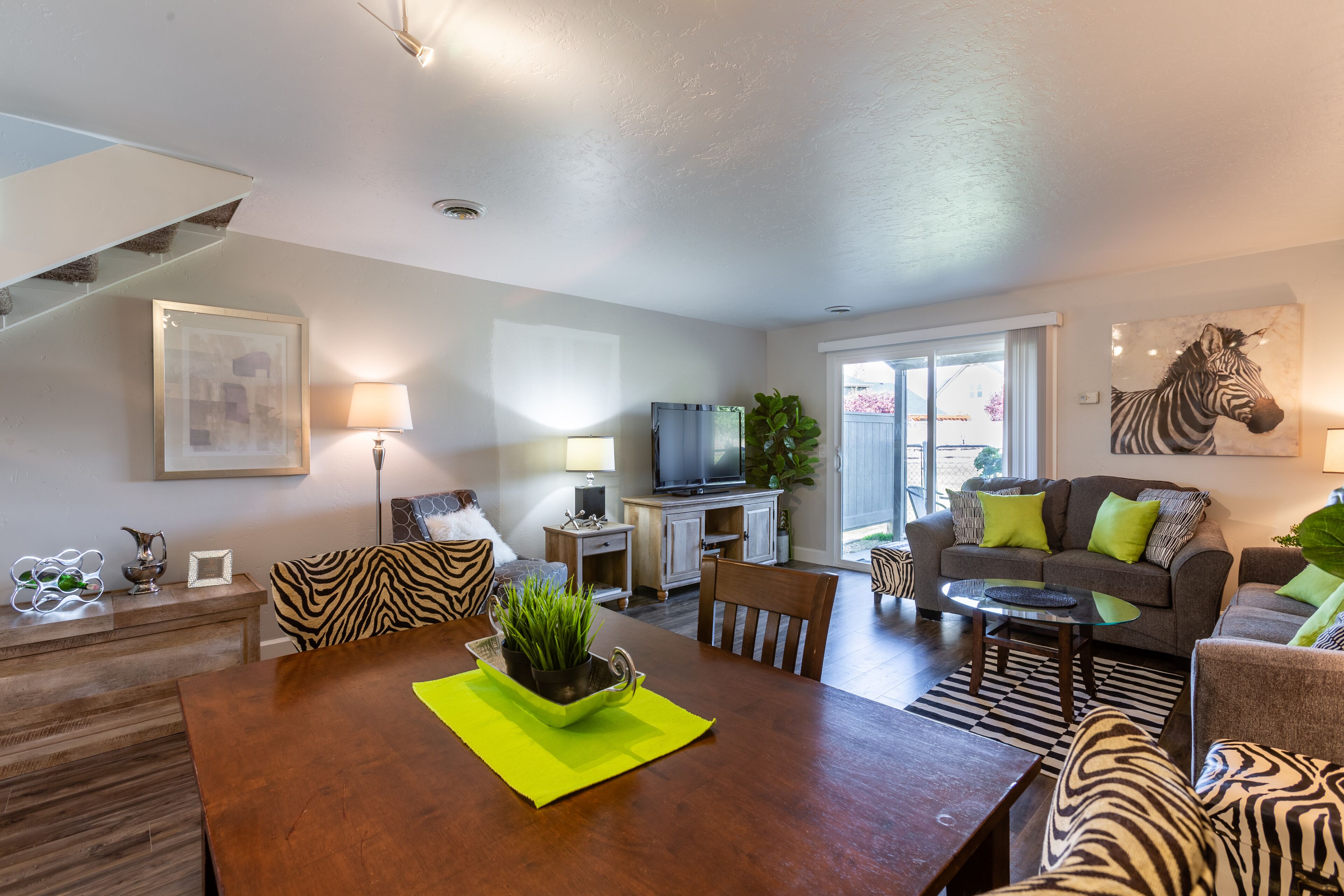 Updated Townhome, walk to shops, patio w/ grill, Relocation Specialists