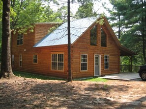 A log cabin with a sloped roof, multiple windows, and a porch. - Beautiful real log cabin - hot tub, pool table, great view, WI-FI Internet (Murphy)