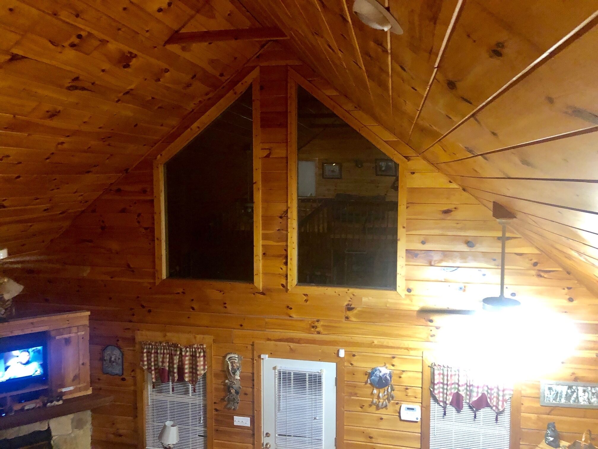 Beautiful real log cabin - hot tub, pool table, great view, WI-FI Internet