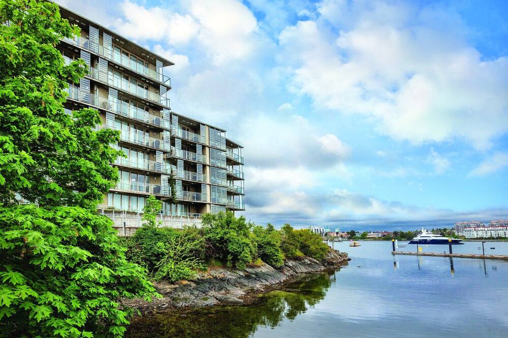 Beautiful resort in the heart of it all!