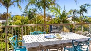 Outdoor dining - 5 Pacific Outlook - Ocean View Apartment in Sunshine Beach (Sunshine Beach)